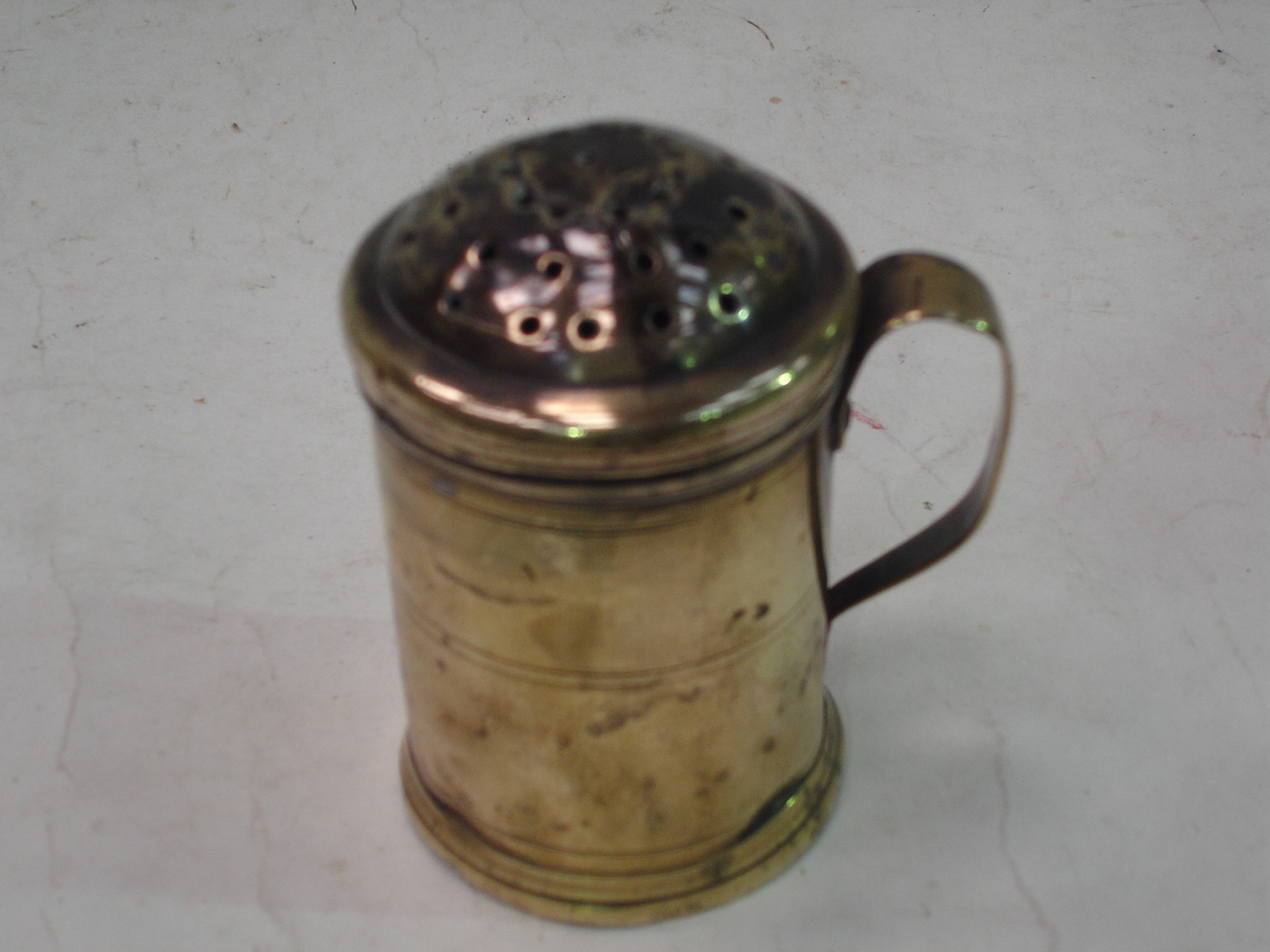 A Georgian brass pounce pot, 4" high