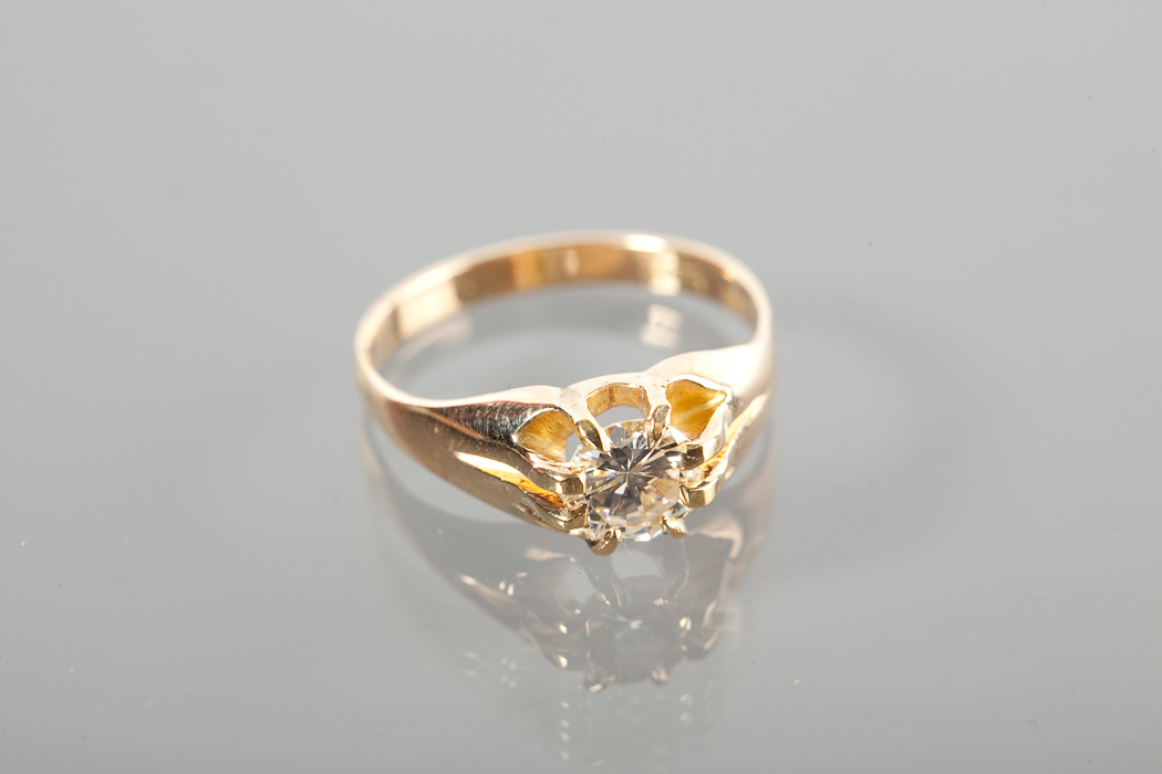 GENTLEMAN`S DIAMOND RING set with a single diamond approximately 1.0 carat, in eighteen carat