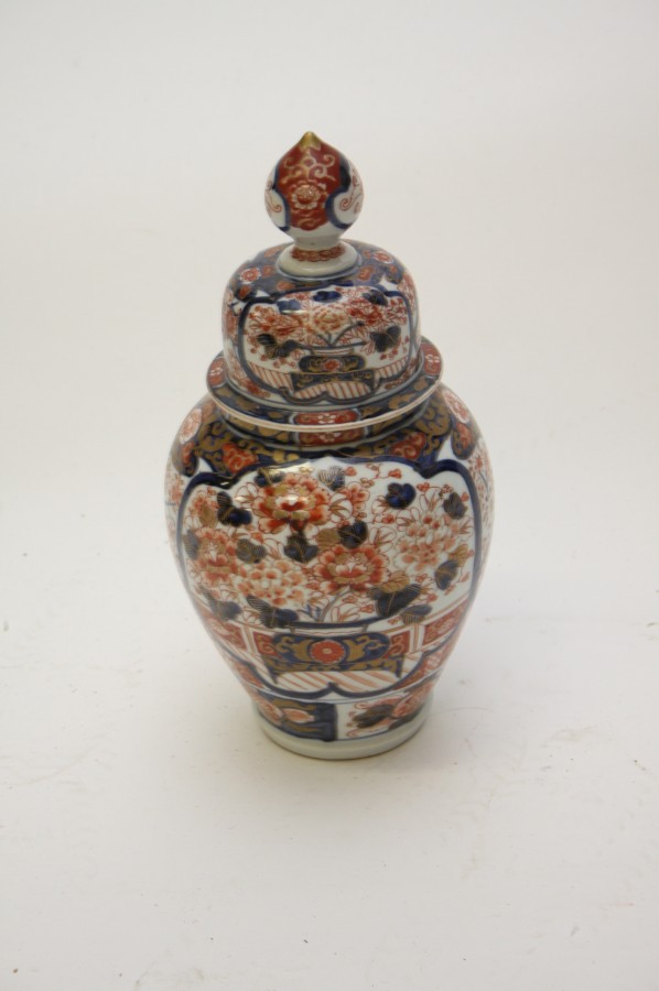 A JAPANESE IMARI VASE AND COVER, early 20th century, decorated in typical palate with panels of