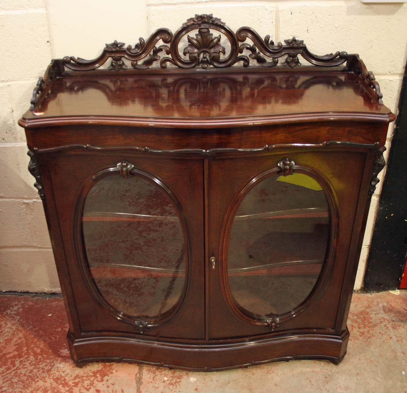 A VERY ATTRACTIVE VICTORIAN ROSEWOOD SIDE CABINET, 
with carved and pierced three-quarter gallery,