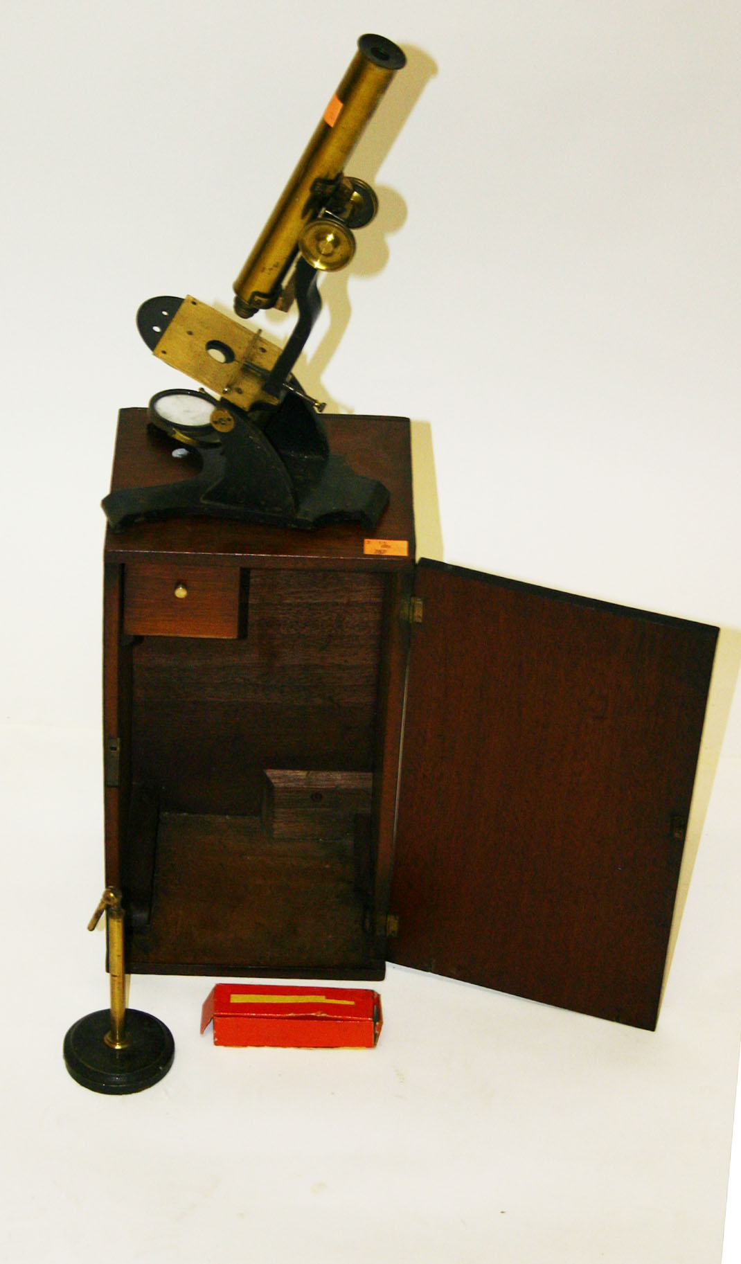 A MAHOGANY CASED BRASS MICROSCOPE. (1)