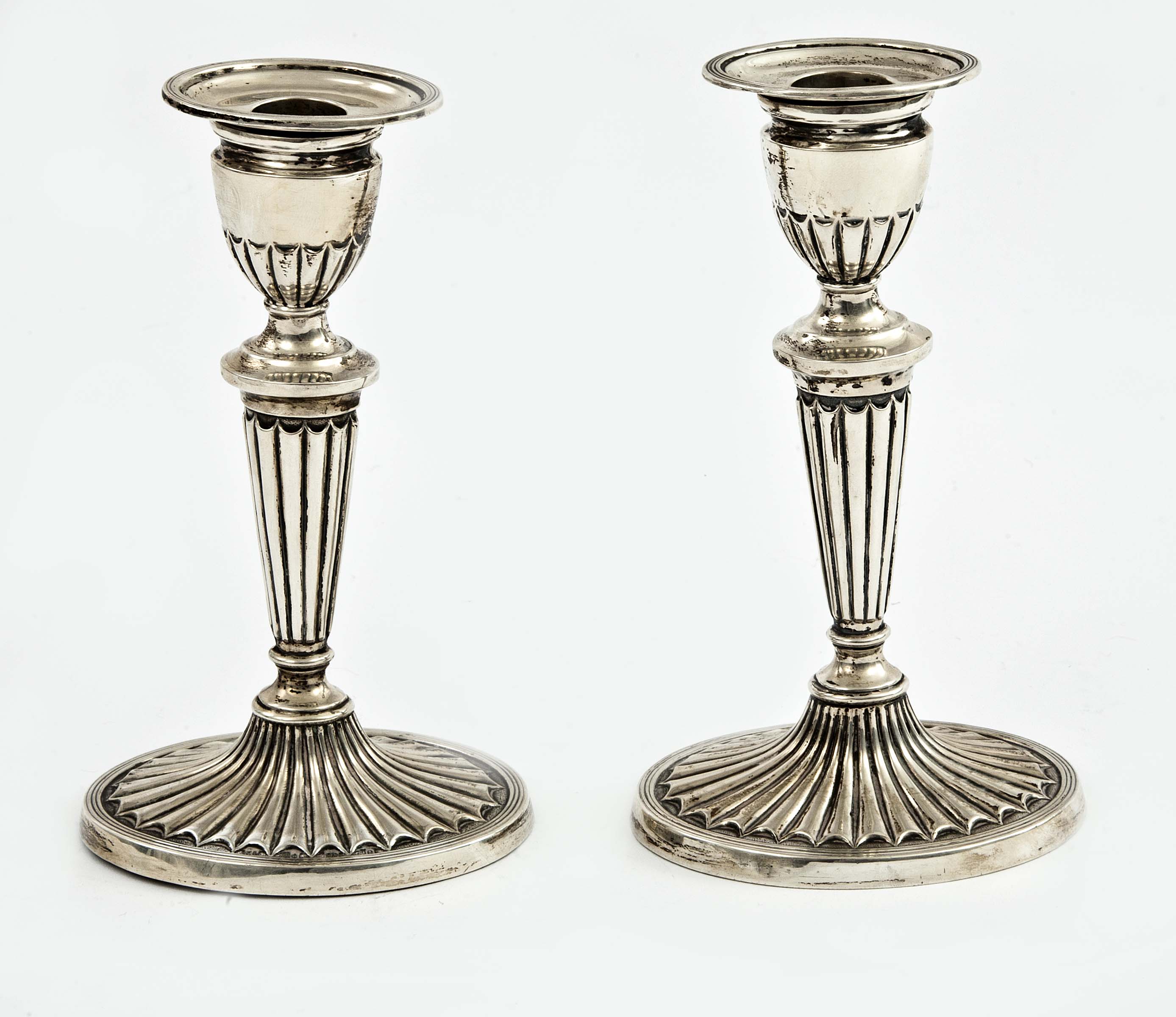 A PAIR OF OVAL SILVER CANDLESTICKS, Birmingham 1904, each with tapering reeded stem on an oval