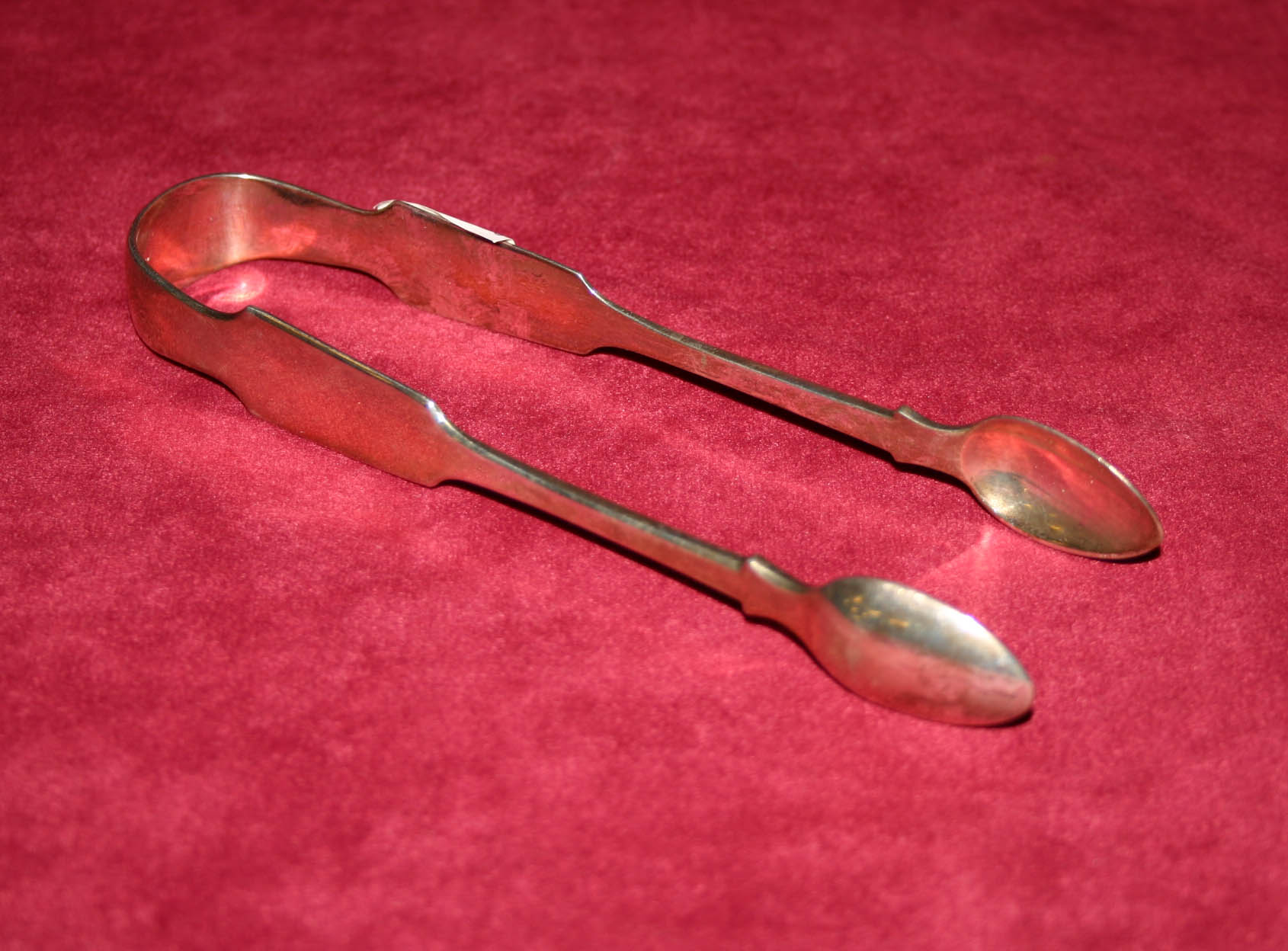 AN IRISH SILVER FIDDLE-PATTERN SUGAR TONGS, Dublin by James LeBass, Dublin, 1844g. (2)