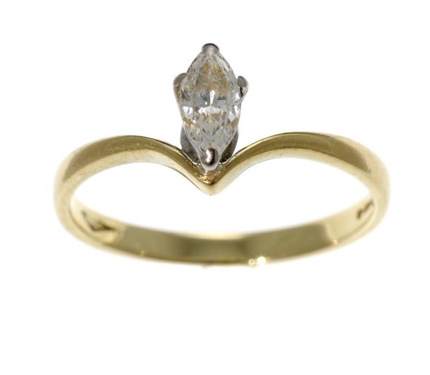 A DIAMOND RING SET WITH A NAVETTE SHAPED DIAMOND, 18CT GOLD HOOP, LONDON 1979, SIZE N ++ In good