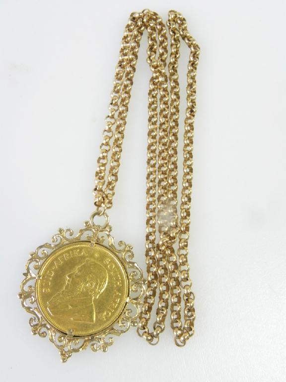 GOLD COIN. SOUTH AFRICA KRUGERRAND 1974 IN 9CT GOLD MOUNT ON GOLD BELCHER NECKLACE, 74G