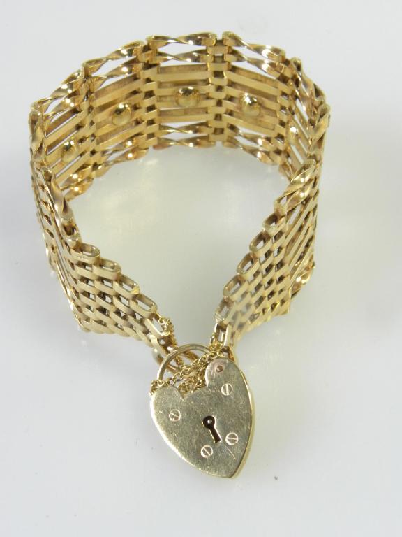 A 9CT GOLD GATE BRACELET AND PADLOCK