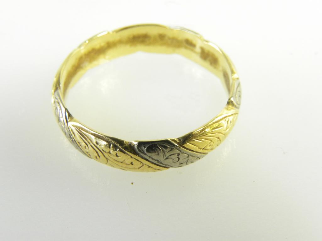 AN 18CT TWO COLOUR GOLD ENTWINED WEDDING RING, BIRMINGHAM 1995, 4G