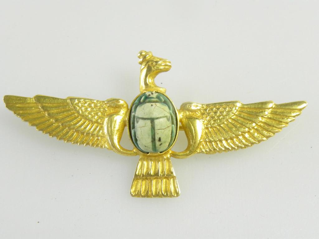 AN ANCIENT EGYPTIAN STYLE GOLD VULTURE BROOCH, SET WITH A CENTRAL GREEN GLAZED SCARAB, 12.5G