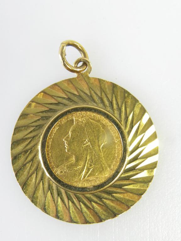 GOLD COIN. HALF SOVEREIGN 1896 MOUNTED IN A 9CT GOLD PENDANT, 8.5G