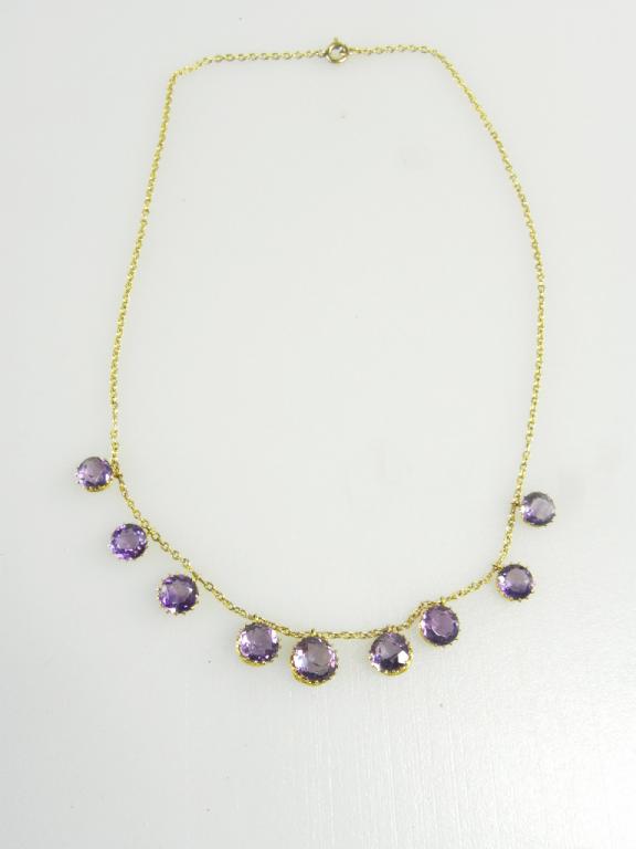 AN AMETHYST FRINGE NECKLET IN GOLD MARKED 9CT C1910