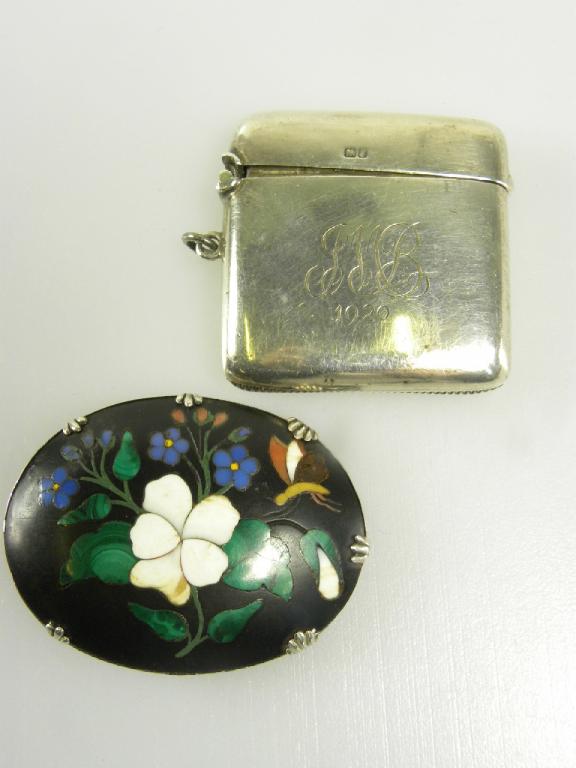 A VICTORIAN PIETRA DURA BROOCH PROBABLY ASHFORD, DERBYSHIRE, INLAID WITH FLOWERS WITH MALACHITE