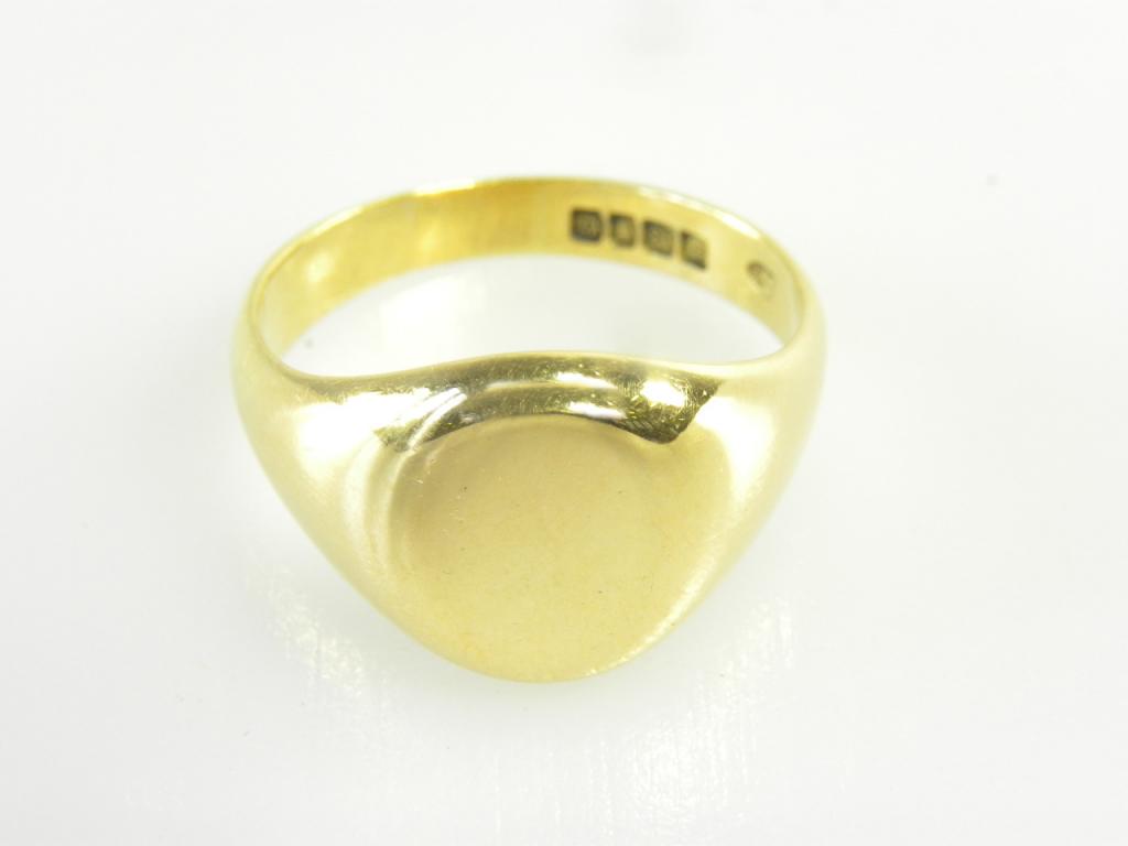 AN 18CT GOLD GENTLEMANS SIGNET RING, LONDON 1918, 10.5G