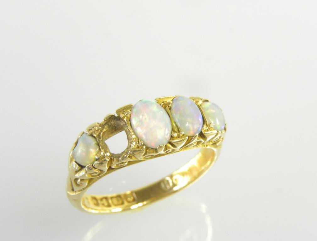 AN OPAL FIVE STONE RING IN 18CT GOLD, CHESTER 1903, ONE OPAL DEFICIENT, 5.5G
