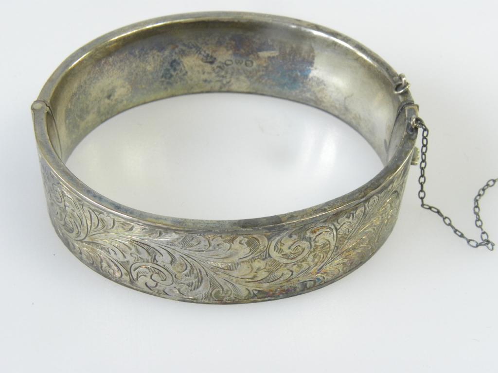 A SILVER BRACELET, CHESTER 1937, 28G