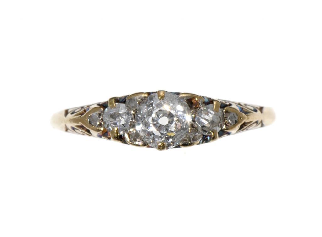 A DIAMOND FIVE STONE RING FURTHER SET WITH CHIP DIAMONDS, IN GOLD, SIZE P, EARLY 20TH C ++ Lacking