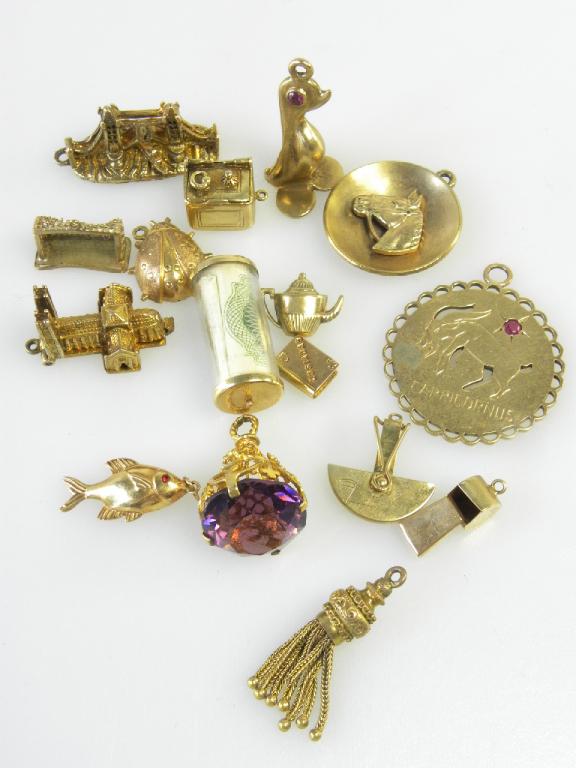 A QUANTITY OF GOLD CHARMS APPROX. 80G