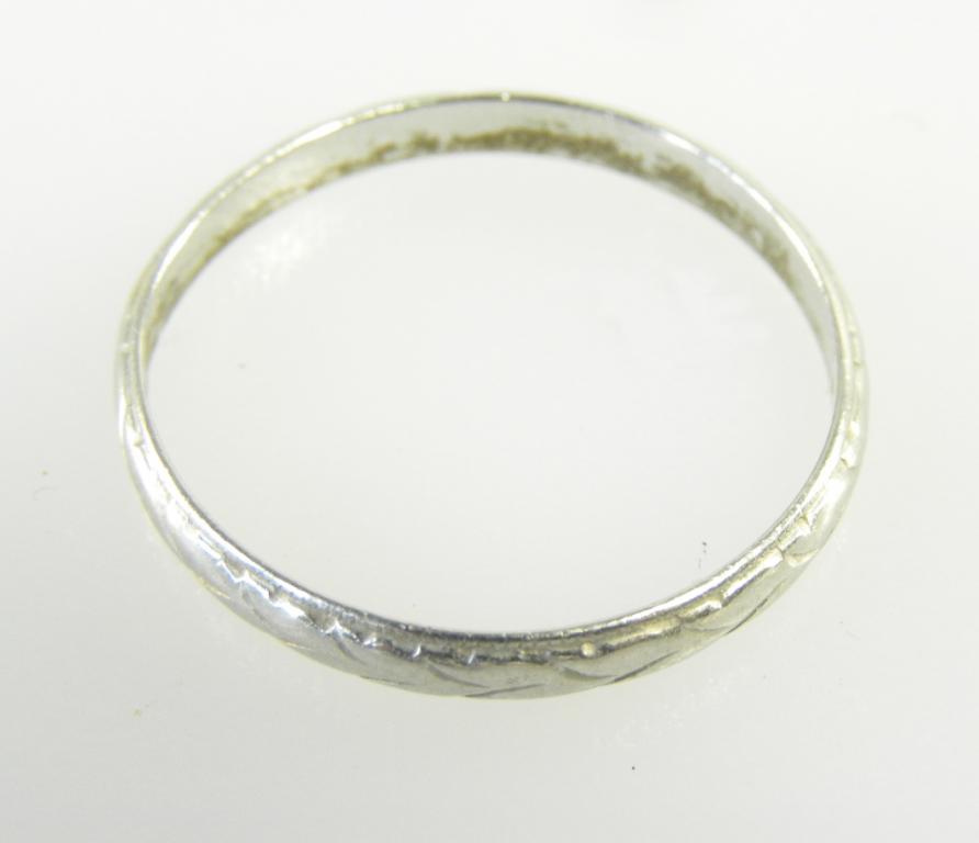 A PLATINUM WEDDING RING, 2.5G