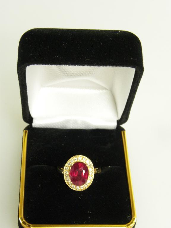 A RUBY AND DIAMOND CLUSTER RING IN GOLD MARKED 14K, 5G