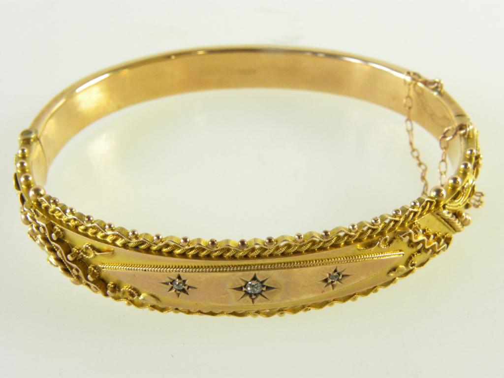 A 9CT GOLD BRACELET, THE NAVETTE TABLET GYPSY SET WITH THREE DIAMONDS, CHESTER 1910, 11G