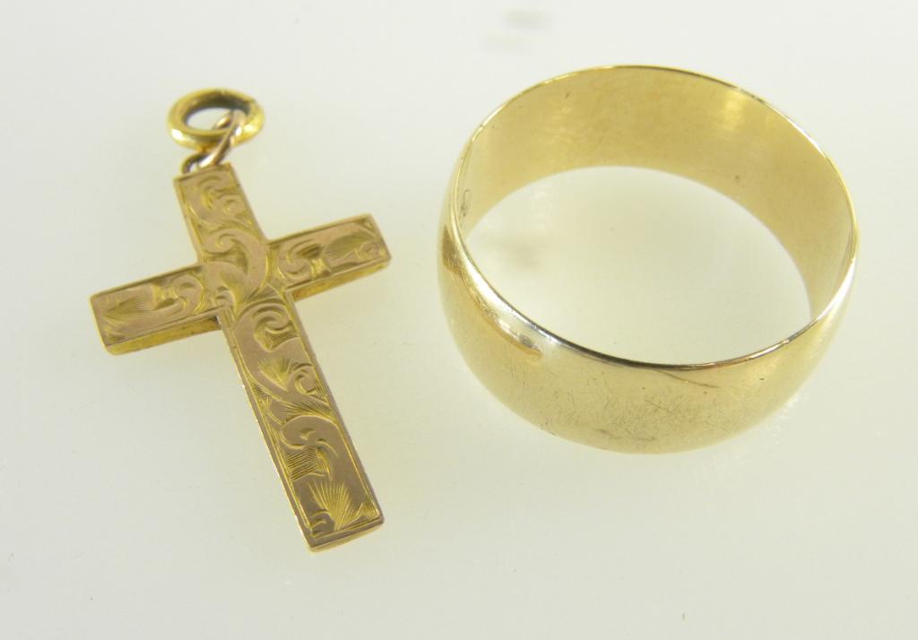 A 9CT GOLD WEDDING RING AND A GOLD CROSS, 6.5G