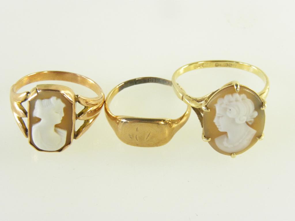 A 9CT GOLD SIGNET RING AND TWO CAMEO RINGS IN GOLD, 7.5G