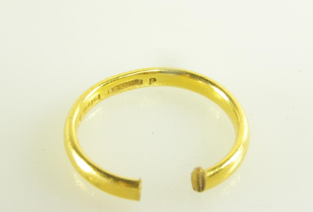 A 22CT GOLD WEDDING RING (CUT), 3.5G