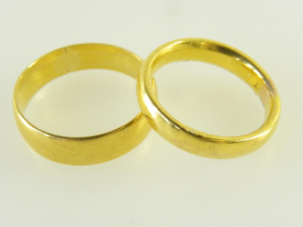 TWO 22CT GOLD WEDDING RINGS, 10G