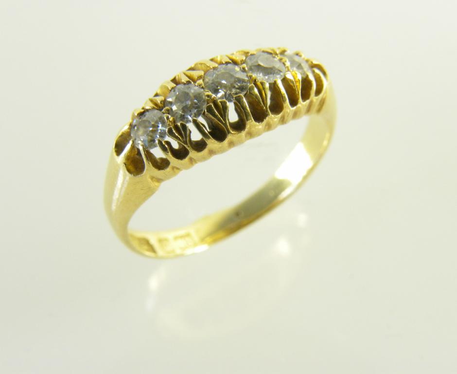 A DIAMOND FIVE STONE RING IN 18CT GOLD C1900, 3.5G