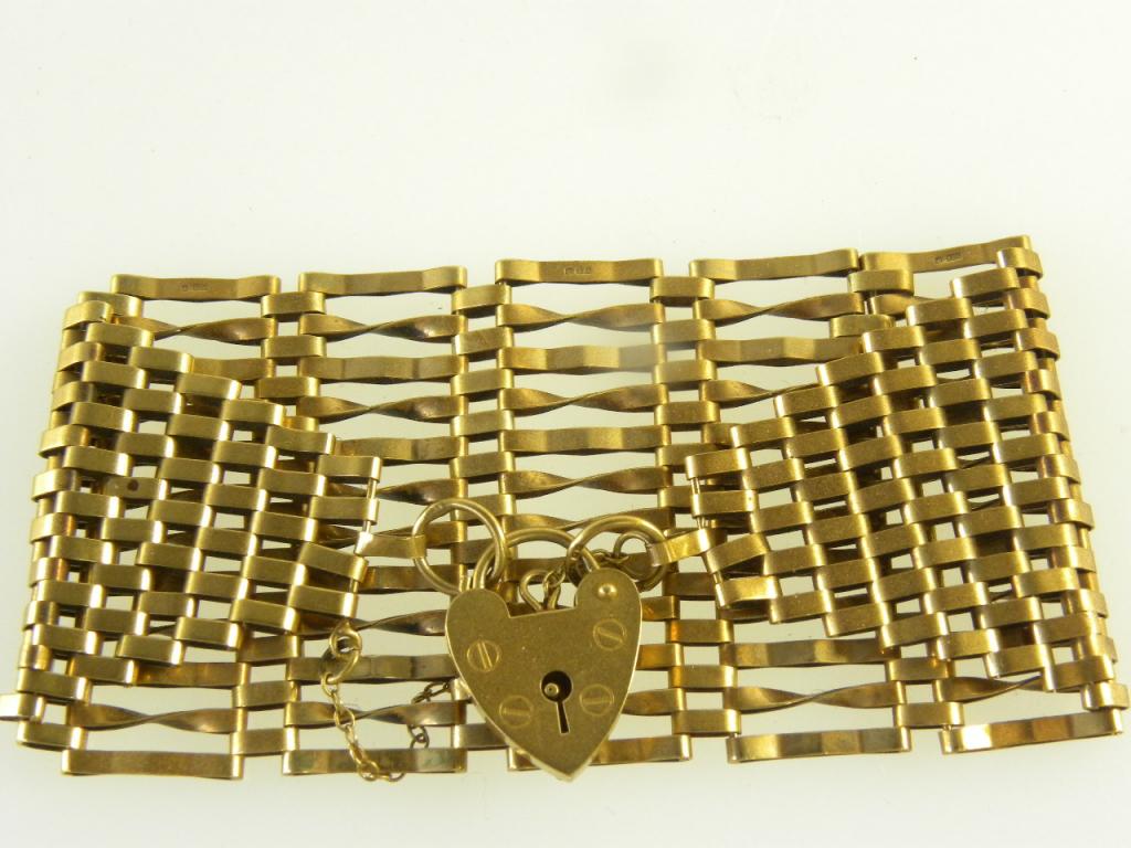 A 9CT GOLD GATE BRACELET AND PADLOCK, 22G