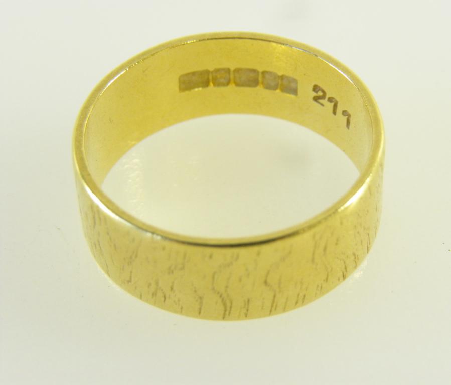 AN 18CT GOLD RING, 5G