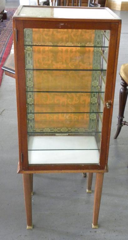 A SMALL MAHOGANY DISPLAY CABINET ON SQUARE TAPERED LEGS