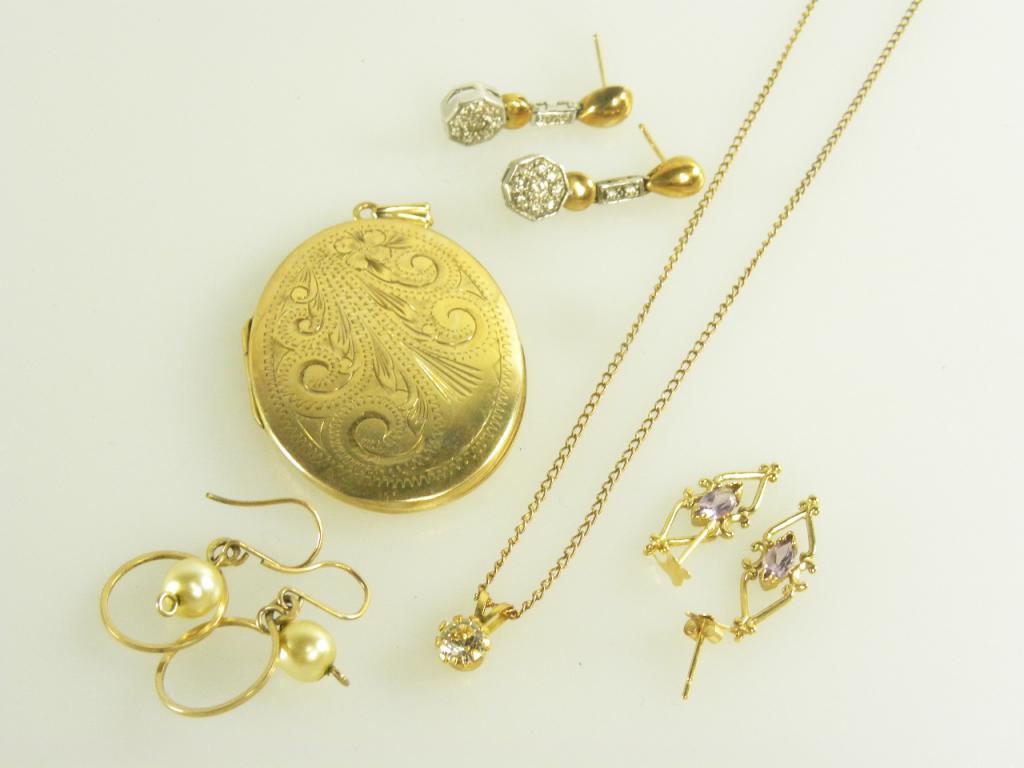 A 9CT GOLD LOCKET WITH ENGRAVED OVAL LID AND A SMALL QUANTITY OF OTHER GOLD JEWELLERY, APPROX. 17G