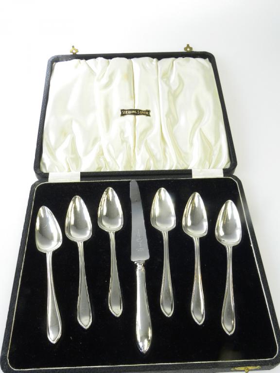 A SET OF SIX GEORGE V SILVER GRAPEFRUIT SPOONS AND A SILVER HAFTED KNIFE, SHEFFIELD 1932, CASED 5