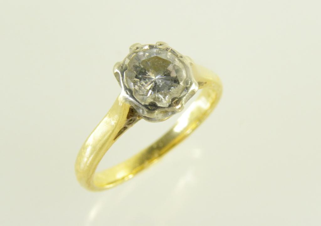 A DIAMOND SOLITAIRE RING IN GOLD MARKED 18CT