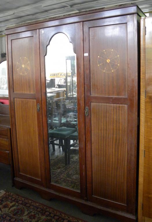 AN INLAID MAHOGANY BEDROOM SUITE C1910