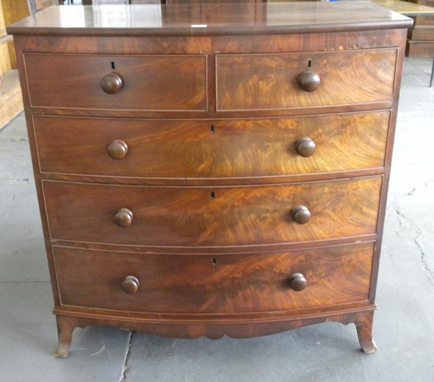 A VICTORIAN MAHOGANY BOW FRONTED CHEST OF DRAWERS ON SPLAYED FEET