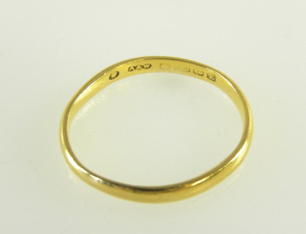 A 22CT GOLD WEDDING RING, 2G