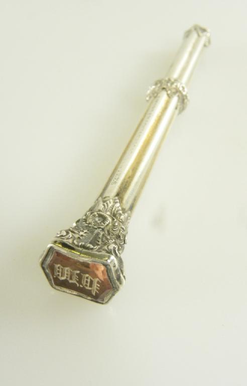 A WILLIAM IV SILVER PENCIL WITH SHIELD SHAPED CITRINE SEAL, LONDON 1836