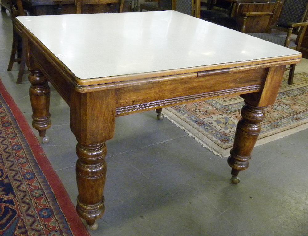 A VICTORIAN WALNUT DRAW LEAF DINING TABLE ON TURNED LEGS, ADDITIONAL LAMINATE TOP