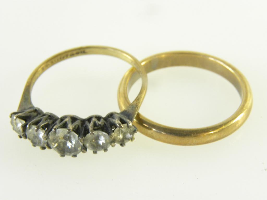 A 9CT GOLD WEDDING RING AND A PASTE RING IN 9CT GOLD, 5G