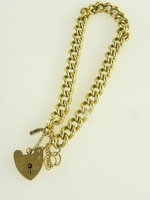 A 9CT GOLD CURB BRACELET AND PADLOCK, 32G