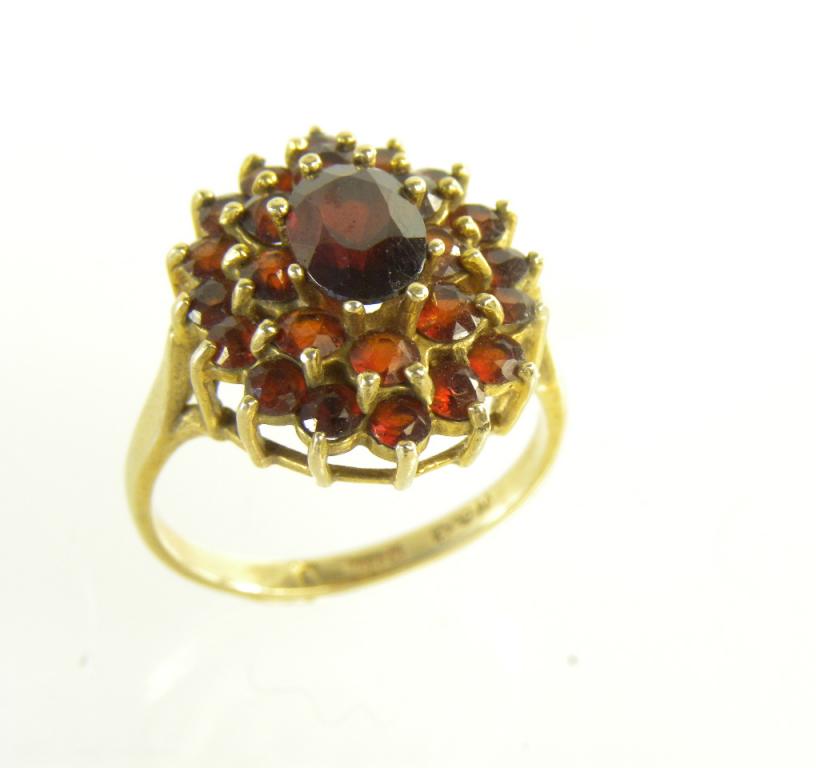 A GARNET CLUSTER RING IN 9CT GOLD
