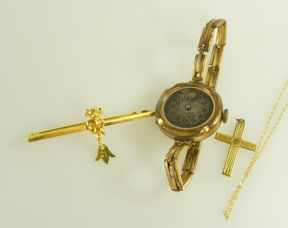 A 9CT GOLD LINCOLN IMP BAR BROOCH, A GOLD CROSS AND A NECKLET, 4G, AND A GOLD PLATED LADIES