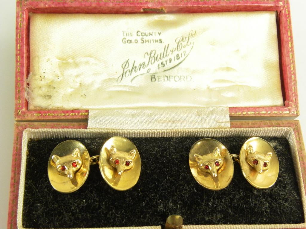 A PAIR OF 9CT GOLD CUFF LINKS APPLIED WITH A FOX MASK WITH RED STONE EYES, BIRMINGHAM 1954, 7.5G