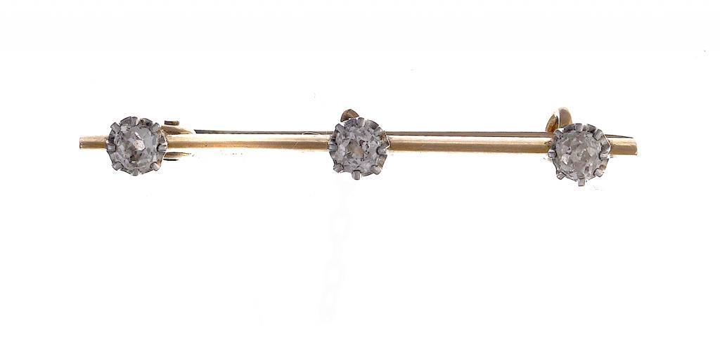 A DIAMOND BAR BROOCH THE KNIFE WIRE WITH THREE EVENLY SIZED OLD CUT DIAMONDS IN GOLD, C1900 ++ In