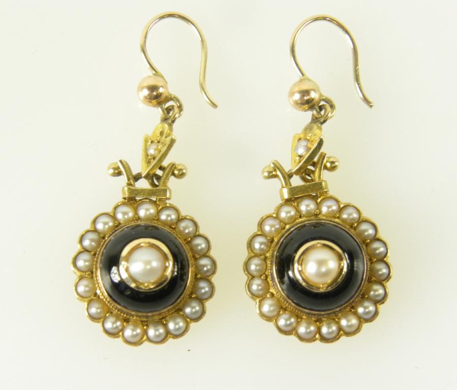 A PAIR OF BLACK ONYX, PEARL AND GOLD EARRINGS, LATE 19TH C