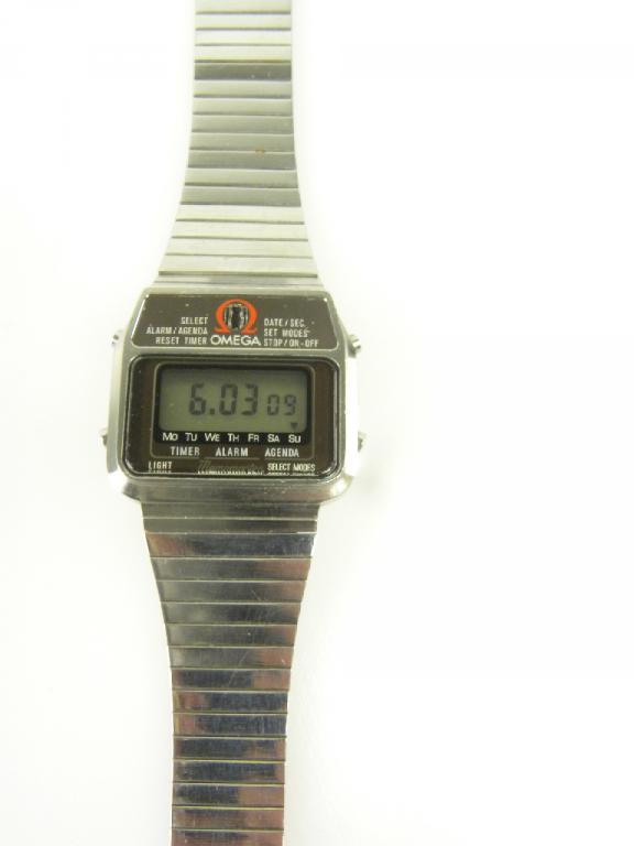 AN OMEGA STAINLESS STEEL DIGITAL ELECTRONIC MEMOMOSTER WRISTWATCH