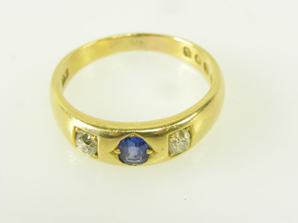 A VICTORIAN SAPPHIRE AND DIAMOND THREE STONE GIPSY SET RING IN 18CT GOLD, LONDON 1888, 7G