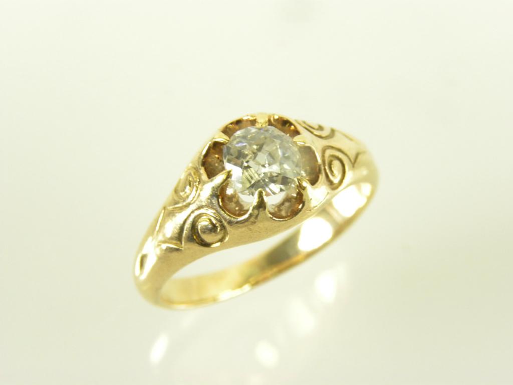 A DIAMOND RING, IN GOLD