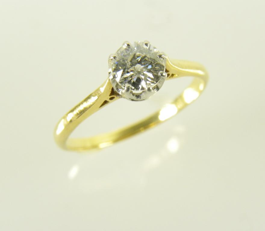 A DIAMOND SOLITAIRE RING, GOLD HOOP
